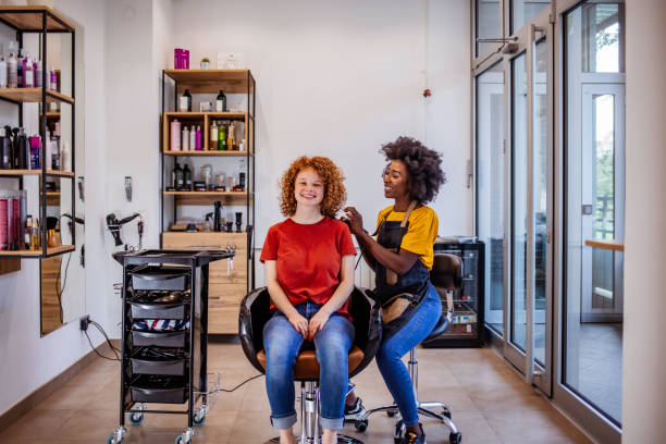 friseurin genießt es, wieder in ihrem friseursalon zu arbeiten, nachdem die sperre vorbei ist - owner hair salon beauty spa female stock-fotos und bilder