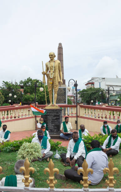 fermiers vus assis sous la statue de mahatma gandhi à mysore/karnataka/inde. - bangalore karnataka india famous place photos et images de collection