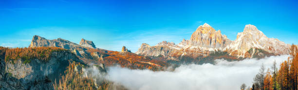 herbstsonnige landschaft mit blick auf tofana di rozes und cinque torri - larch tree stone landscape sky stock-fotos und bilder