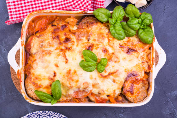 boloñesa de calabacín saludable en un plato para hornear. horno de cocina tradicional italiana al horno con mozzarella, parmesano, albahaca y verduras. copiar espacio. encima. - aubergines parmesan fotografías e imágenes de stock