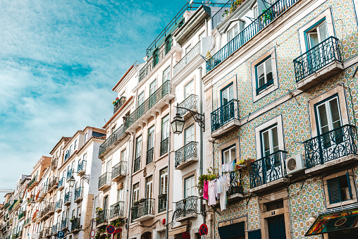 Hermosas fachadas con Azulejo Azulejo Azulejos en Lisboa, Portugal photo