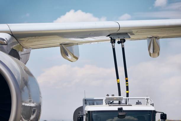 비행기 의 급유 - refueling truck gasoline fuel pump 뉴스 사진 이미지