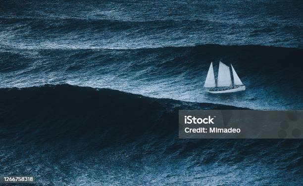帆船在海上與風暴和大浪 照片檔及更多 暴風雨 照片 - 暴風雨, 海, 帆船