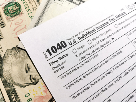 Dollar banknotes and tax returns in the USA