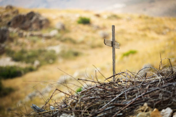 semplice croce religiosa in legno - bcharre foto e immagini stock