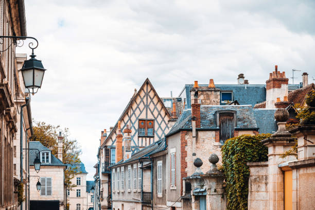 bourges şehir merkezinin sokak manzarası, fransa - cher stok fotoğraflar ve resimler