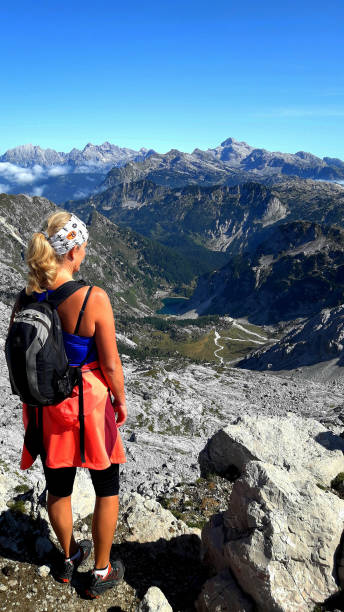 activa mujer mayor senderismo en las montañas - alenka fotografías e imágenes de stock