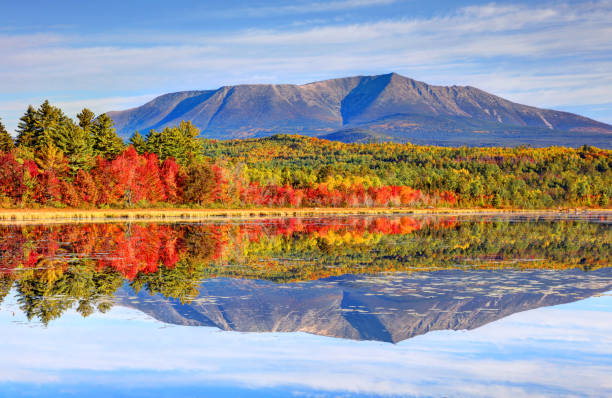 메인의 작은 연못에 있는 카타딘 산 반사 - mt katahdin 뉴스 사진 이미지