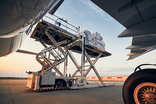 Carga de contenedores de carga al avión photo