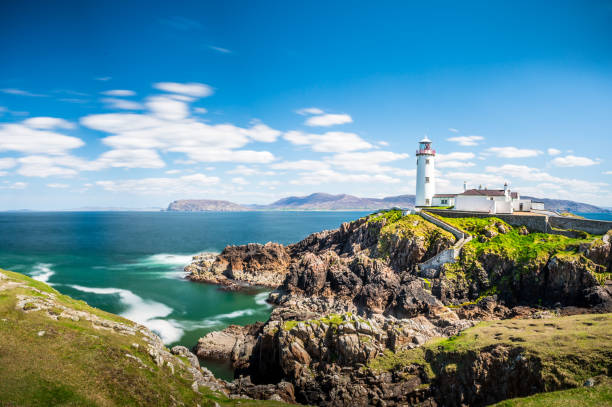 faro nel mare d'irlanda, oceano, costa, atlantico, scogliere, roccia, paesaggio, natura - horizon summer beach cliff foto e immagini stock