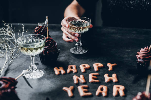 obchody nowego roku - champagne celebration glass black zdjęcia i obrazy z banku zdjęć