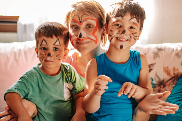 mamma e bambini trascorrono del tempo divertente a casa durante i giorni di quarantena - face paint child animal little boys foto e immagini stock