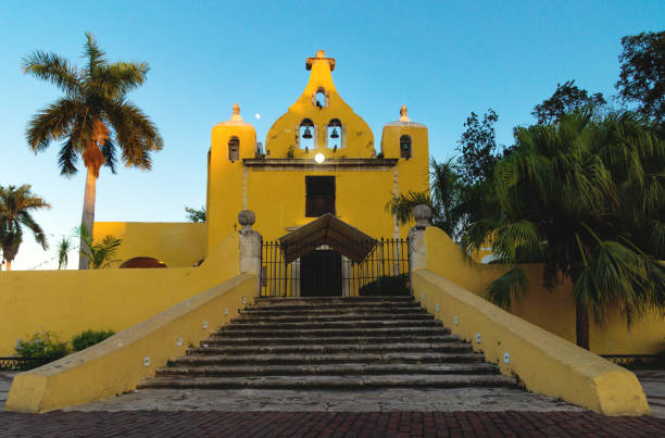 kolonialgelbe kirche mit glockenturm 'santa isabel' in merida, yucatan, mexiko - church bell tower temple catholicism stock-fotos und bilder