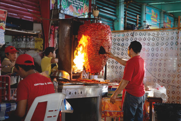 традиционное приготовление мяса пастора на шампуре в мексиканском ресторане, мерида, yucatan, мексика - food dining cooking multi colored стоковые фото и изображения