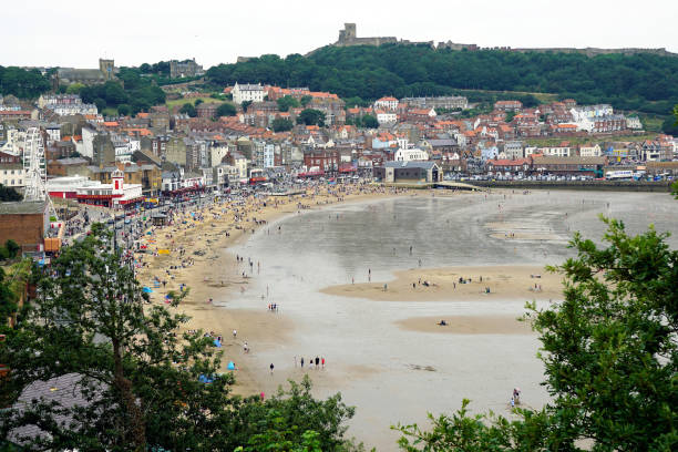 scarborough bei ebbe, north yorkshire, vereinigtes königreich. - stand up paddling stock-fotos und bilder