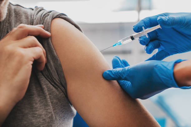 impfung von senioren im krankenhaus - erkältung stock-fotos und bilder