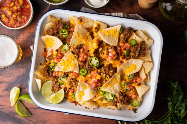 nachos em panela de ferro branco - vegies green chili pepper pepper - fotografias e filmes do acervo