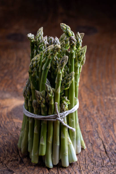 fresh green asparagus - green asparagus imagens e fotografias de stock