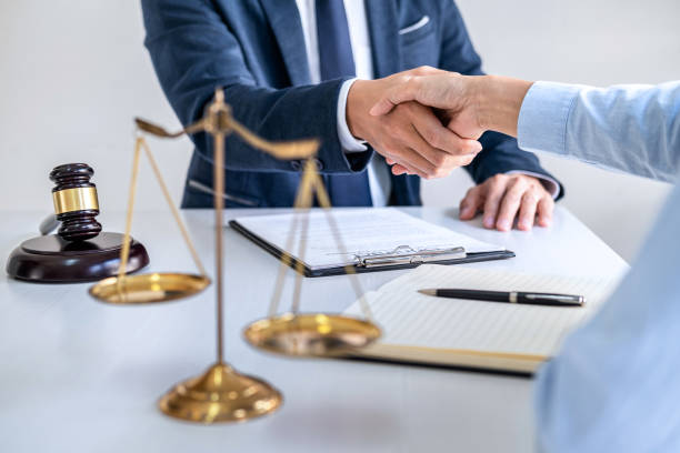Handshake after good cooperation, Businesswoman Shaking hands with Professional male lawyer after discussing good deal of contract in courtroom, Concepts of law, Judge gavel with scales of justice. apretón de manos después de una buena cooperación, empresaria estrechando la mano con el abogado masculino profesional después de discutir la buena cantidad de contrato en la sala del tribunal, conceptos de la ley, juez gavel con escalas de justicia