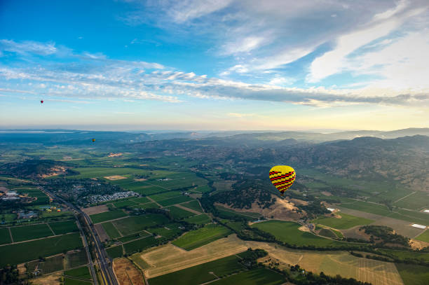 ナパバレー、caの上の熱気球 - hot air balloon california napa napa valley ストックフォトと画像