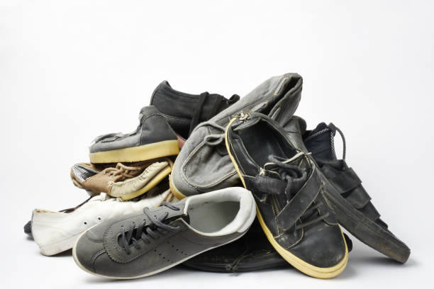 monte de sapatos velhos no fundo branco - lace group of objects obsolete old - fotografias e filmes do acervo