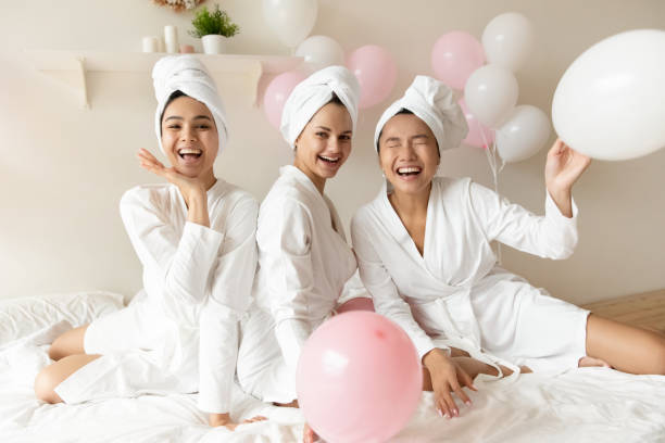 chicas bien cuidadas en albornoces se reúnen celebrando la ducha nupcial - boda coreana fotografías e imágenes de stock