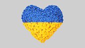 Unabhängigkeitstag Ukraine. 24. August. Herzform aus Blumen auf weißem Hintergrund.
