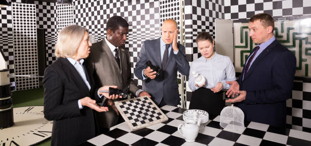 partenaires d’affaires discutant dans la salle d’évasion d’échecs - chess board room business strategy photos et images de collection