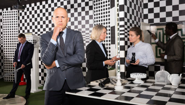 homme d’affaires réfléchi - chess board room business strategy photos et images de collection