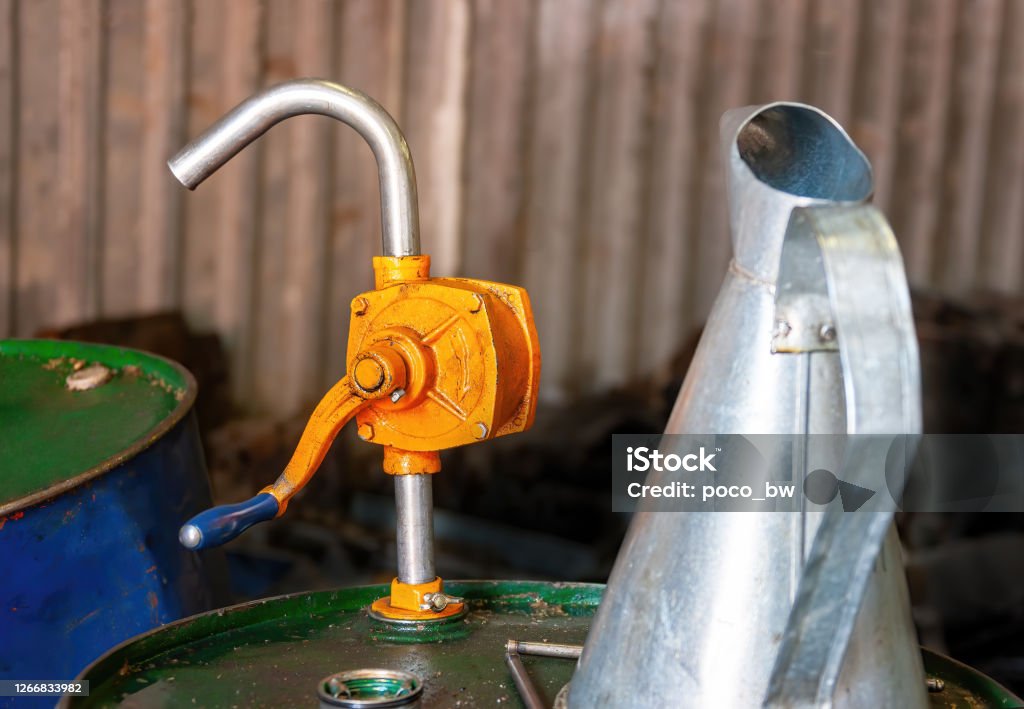 Manual Oil Pump Stock Photo - Download Image Now - Drum - Container, Oil  Pump, Chemical - iStock