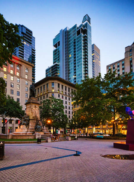 montreal square phillips al atardecer - clear sky vacations vertical saturated color fotografías e imágenes de stock