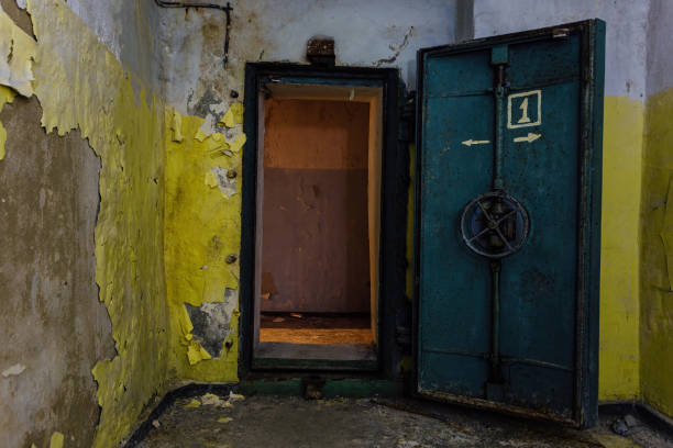 abrió una puerta hermética blindada de acero pesado en el refugio de bombas soviética - airlock fotografías e imágenes de stock