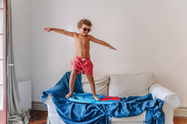 ragazzi che giocano come sono in spiaggia durante la quarantena - beach ideas foto e immagini stock