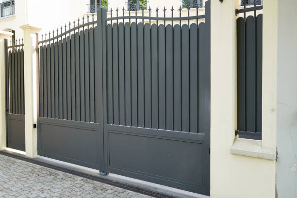 portal de aluminio puerta gris de acero de casa suburbana - metal gates fotografías e imágenes de stock