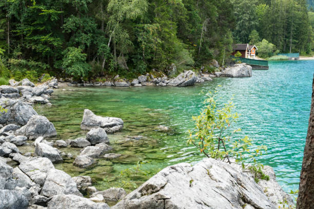 spiaggia paradisaica rocciosa - wetterstein mountains summer hut european alps foto e immagini stock