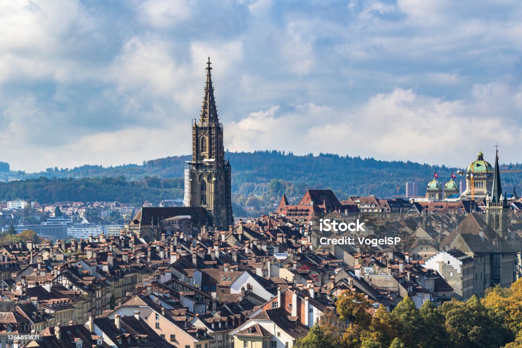 Stunning aerial view of Bern old town with Bern Minster (Münster) cathedral and Swiss Federal Palace (Bundeshaus), Stunning aerial view of Bern old town with Bern Minster (Münster) cathedral and Swiss Federal Palace (Bundeshaus), from Rosengarten on sunny autumn day, Switzerland Muenster - Germany Stock Photo