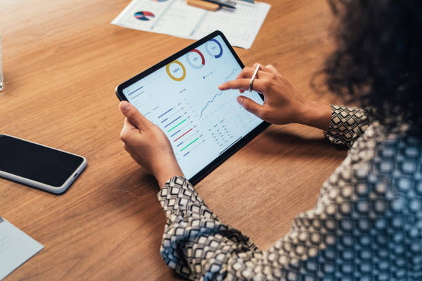 anonyme geschäftsfrau analysiert statistische geschäftsberichte auf ihrem tablet pc im büro, eine nahaufnahme - frauen grafiken stock-fotos und bilder
