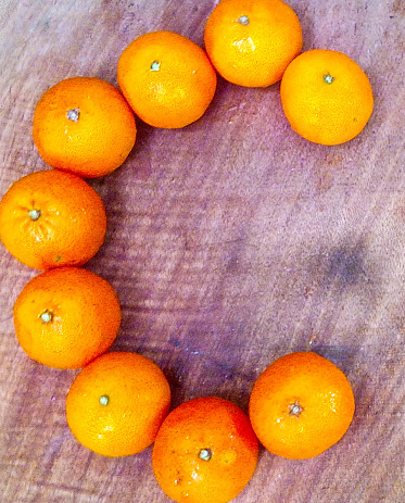 oranges aligned in letter c
