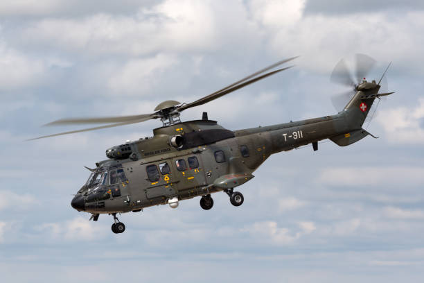 helicóptero aerospatiale th86 de la fuerza aérea suiza despegando de la raf fairford. - as532 fotografías e imágenes de stock