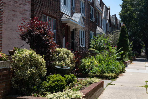 fila de hermosas casas con jardines en sunnyside queens nueva york a lo largo de la acera durante el verano - sunnyside fotografías e imágenes de stock