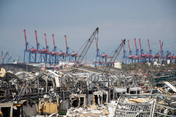 destrucción de puerto de la ciudad después de una gran explosión - armas de destrucción masiva fotografías e imágenes de stock