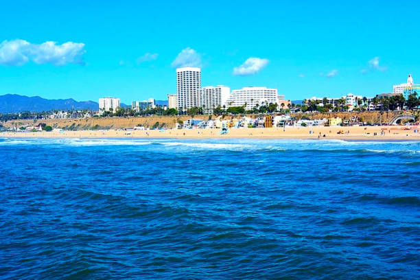istock City meets the ocean 1266890392