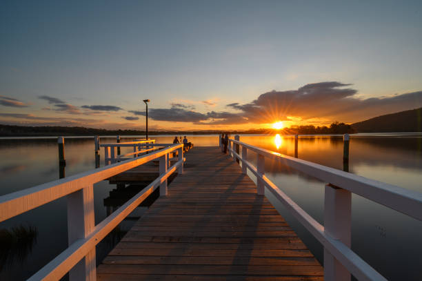 tramonto sul lago burley griffin, canberra - australian capital territory foto e immagini stock