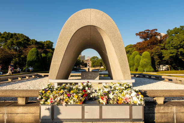 das hiroshima victims memorial cenotaph in hiroshima. - cenotaph stock-fotos und bilder
