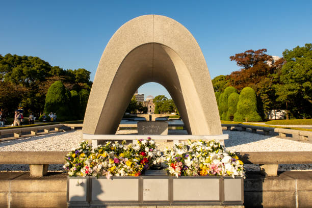 мемориал жертв хиросимы кенотаф в хиросиме. - cenotaph стоковые фото и изображения