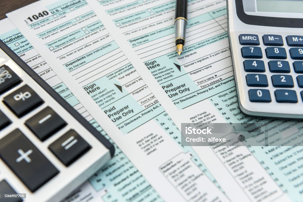 帶計算機和鋼筆的稅單。財務會計。 - 免版稅稅表圖庫照片