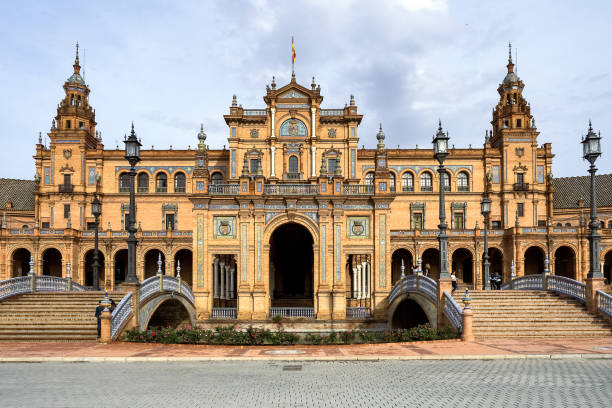 plaza de españa, plaza española en el centro de sevilla, andalucía, españa. - seville sevilla bridge arch fotografías e imágenes de stock