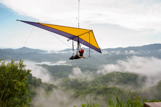 urocza dziewczynka gra paralotnianka. - hang glider zdjęcia i obrazy z banku zdjęć