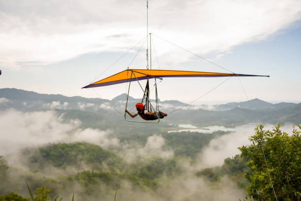 una linda niñita jugando un parapente. - avión ultraligero fotografías e imágenes de stock