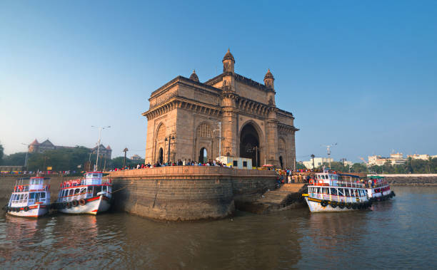 07/01/2020 mumbai, india, puerta de la india archi-monumento utilizado como una entrada ceremonial simbólica a la india británica y taj mahal hotel en las orillas del mar arábigo - mumbai fotografías e imágenes de stock